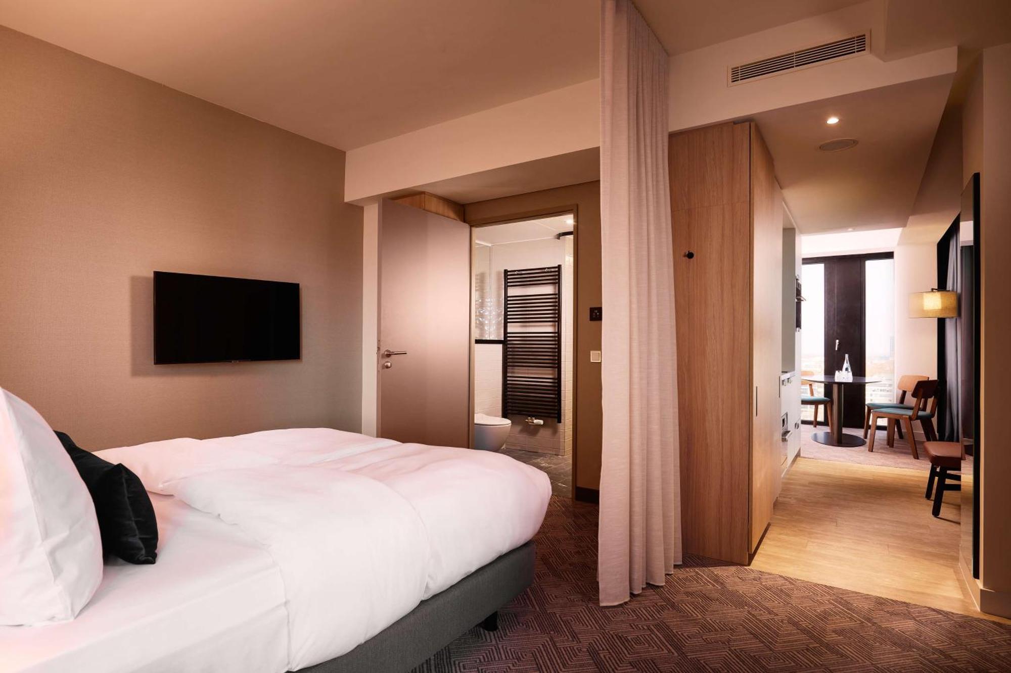 Adina Hotel 4*